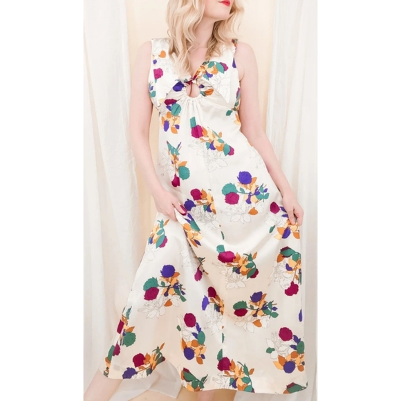 70s Satin Floral Winged Collar Keyhole Bust 1970s Handmade Vintage Maxi Dress - Picture 5 of 15